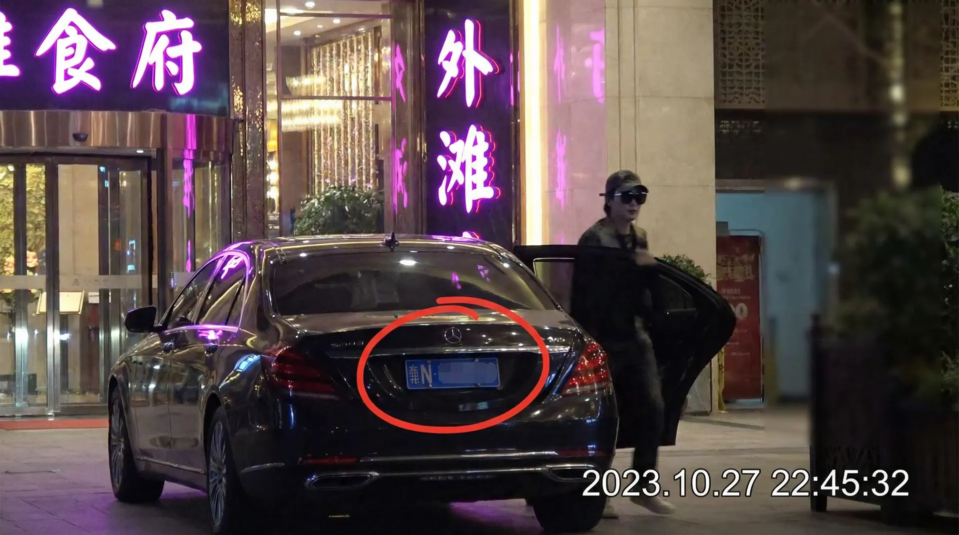 dafabet大發网站 - 豪车餐厅外被拍